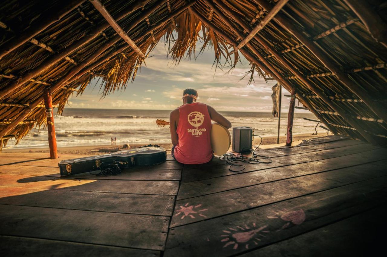 The Driftwood Surfer Beachfront Hostel / Restaurant / Bar, El Paredon El Paredón Buena Vista Kültér fotó