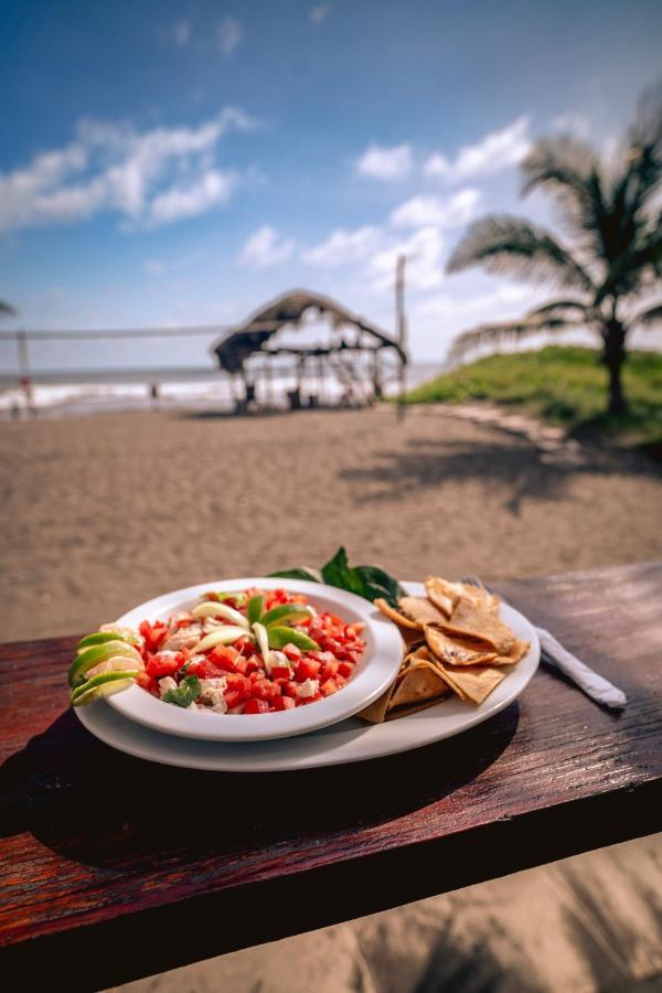 The Driftwood Surfer Beachfront Hostel / Restaurant / Bar, El Paredon El Paredón Buena Vista Kültér fotó